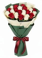 Букет Микс из красных и белых роз в Бородино
