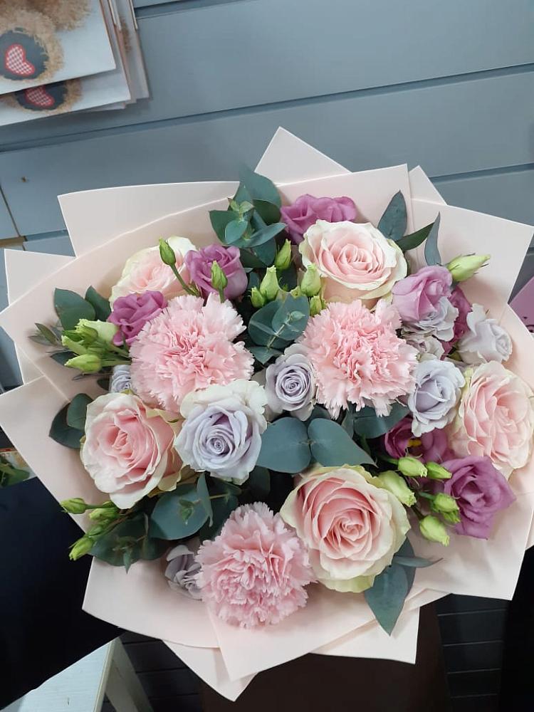 Букет цветов из: Розы, Гвоздики и Лизиантусы в Бородино